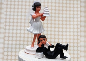Au sommet du gâteau de mariage