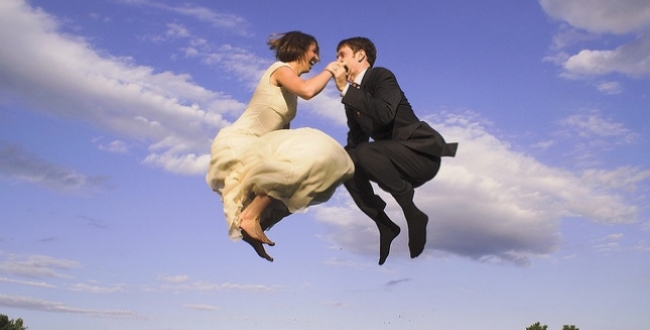 Photographies de mariage sur trampoline